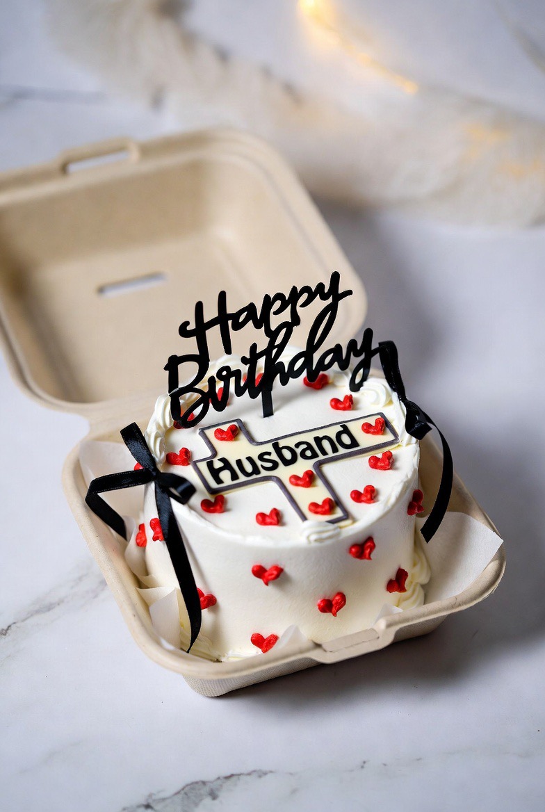 Bento-Törtchen „Happy Birthday Husband“ in einer Box mit roten Herzen.