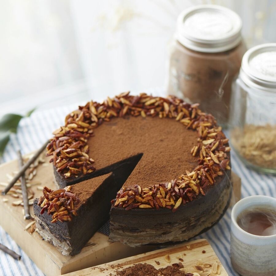 Ein Stück saftiger Schokoladenkuchen.